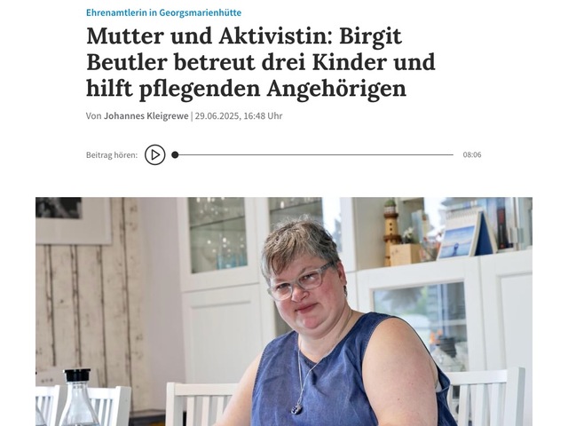 Das Bild ist ein Screenshot der Webseite der NOZ. Oben ist die Titelzeile zu sehen "Mutter und Aktivistin: Birgit Beutler betreut drei Kinder und hilft pflegenden Angehörigen". Darunter ist ein Bild von Birgit Beutler zu sehen. Sie sitzt am Tisch und lacht in die Kamera. Sie hat kurze Haare und eine Brille und trägt ein blaues T-Shirt. 